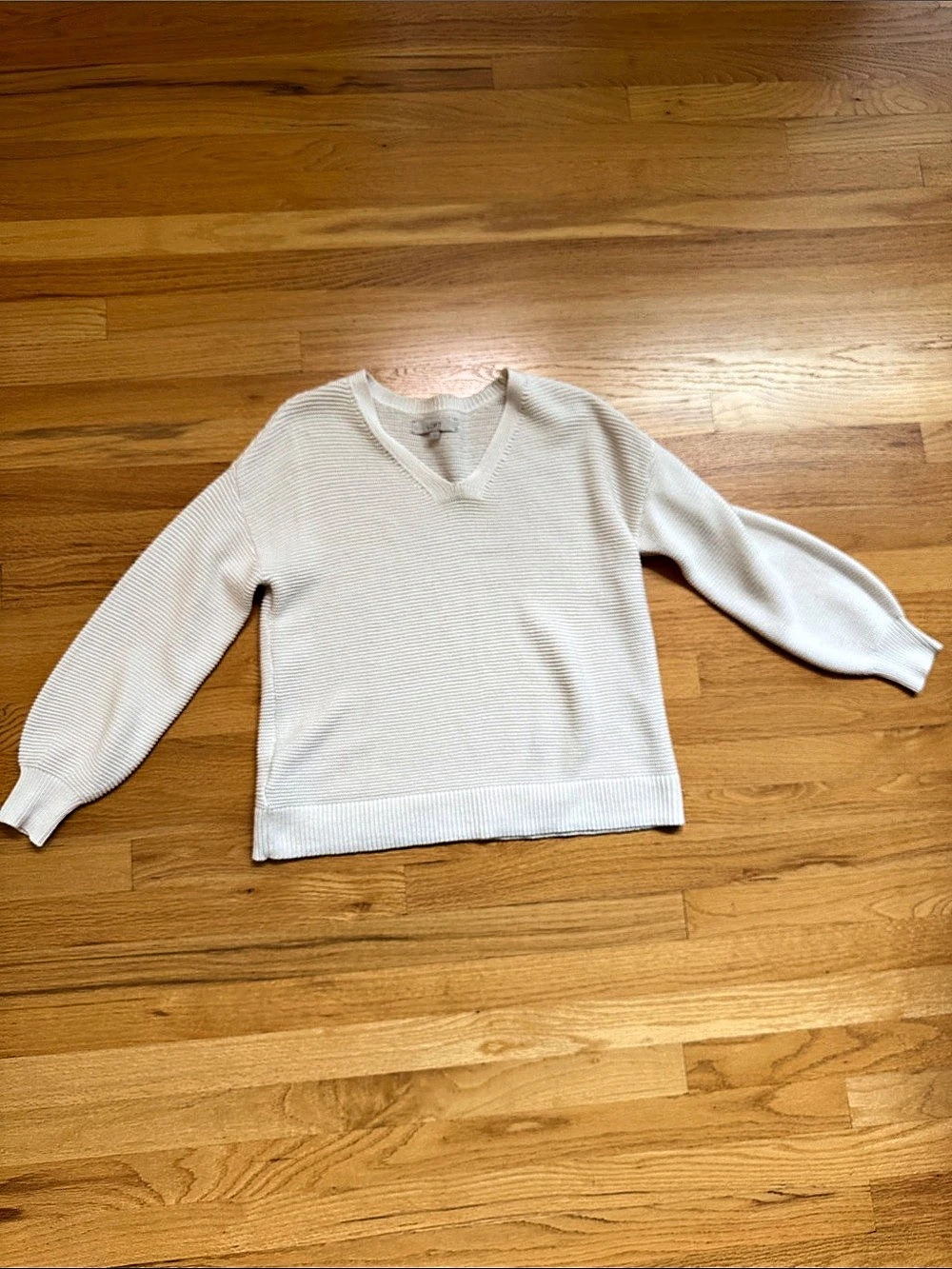LOFT V-Neck Sweater in White Size Small Like New